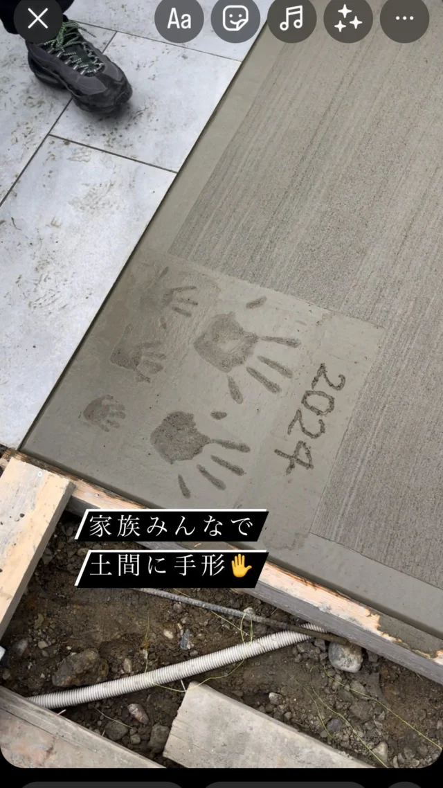 外構工事を施工させて頂いたお客様のご要望で土間コンクリートに家族で手形✋
弊社にお任せ頂ければお客様にあったご要望にお応えします！

#外構#外構エクステリア#エクステリア#造園#庭作り#外構工事#外構デザイン#モルタル#コンクリート#ジョリパット#ウッドデッキ#外構計画#イナバ物置#カーポート#土間#DIY#サボテン#外壁塗装#塗装#タイル#デッキ#テラス#外構屋#外構リフォーム#リフォーム#フェンス#ブロック#ガレージ#ガーデニング#手形